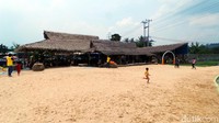 Waterpark ini juga punya area pantai dimana traveler bisa main pasir seperti di pantai betulan saja. Seru sekali! (Wahyu/detikTravel)