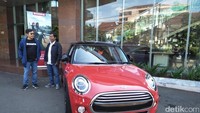 MINI Cooper 3-door milik Dedi tampil dengan warna merah.