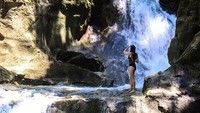 Selain membuat bangga negaranya, Catriona Gray juga sering memamerkan liburannya saat berkeliling Filipina. Ini saat dia berada di Air Terjun Mag Aso, Bohol. (catriona_gray/Instagram)