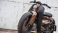 K-Speed telah memodifikasi satu unit Super Cub menjadi bergaya ala Cafe Racer. Motor ini disulap menjadi lebih agresif dengan sentuhan warna coklat tua dan aksen karbon di bagian peleknya. Foto: Pool (carscoops)