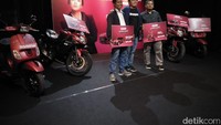 Selain mobil MINI Cooper, 1 unit motor Vespa S 125 i-Get juga berhasil diboyong pulang oleh penyerbu terpilih lainnya, Agus Priyatmoko, dengan harga yang sama, yakni Rp 12.000.