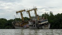 detikcom melihat kapal ini saat melintas di Sungah Segah, akhir pekan lalu. Kondisi kapal memprihatinkan. Menunggu tenggelam. Bagian belakang kapal sudah hampir sepenuhnya masuk ke sungai. Sementara sebagian depannya masih berada di tepi sungai. Kapal pun mulai dimakan karat.