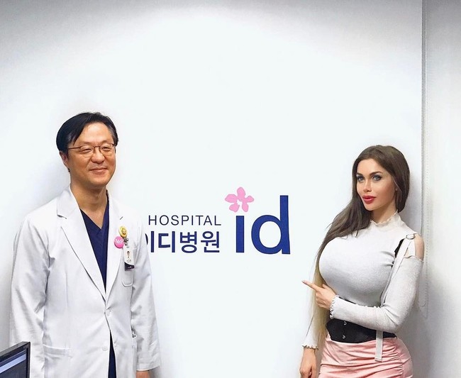 Pixee Fox adalah wanita yang tergila-gila dengan operasi plastik. Sejak 2011 hingga kini, wanita 28 tahun itu telah melakukan lebih dari 200 prosedur kecantikan. Ia populer karena obesesinya menjadi tokoh kartun. Foto: Instagram (@pixeefox)