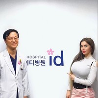 Pixee Fox adalah wanita yang tergila-gila dengan operasi plastik. Sejak 2011 hingga kini, wanita 28 tahun itu telah melakukan lebih dari 200 prosedur kecantikan. Ia populer karena obesesinya menjadi tokoh kartun. Foto: Instagram (@pixeefox)