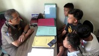 Keeempatnya masih menjalani pemeriksaan di kantor polisi. Rencananya orang tua dan guru para siswa nakal itu akan dipanggil ke sekolah. Aksi balapan liar yang dilakukan para pelajar itu selain membahayakan orang lain, juga membahayakan diri sendiri. Apalagi para pelajar ini balapan tanpa menggunakan helm dan pengaman.