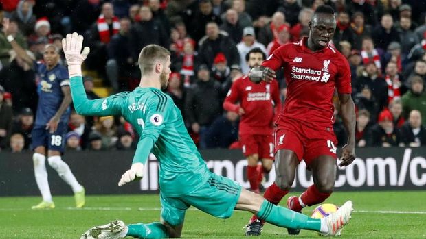 David De Gea menggagalkan peluang Sadio Mane. (