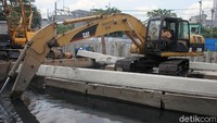 Di Kali Mookervart sisi utara sepanjang 600 meter dan anak Kali Sekretaris sepanjang satu kilometer.