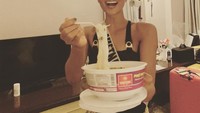Wanita yang lahir pada 15 Mei 1992 ini juga penyuka Pho. Sajian berkuah yang gurih dan enak dimakan selagi hangat. Slurp! Foto: Instagram hhennie.official