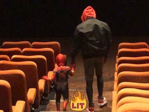 Terniat! Ayah-Anak Berkostum Spider-Man Nonton Spider-Man: Into The Spider-Verse