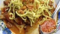 Selain kerupuk kanji atau aci, lontong kari juga enak diberi topping kerupuk mie. Apalagi kalau sudah lembek terendam kuah kari. Sedap. Foto: Instagram @yliazka8