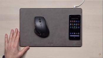 Begini penampilannya saat digunakan sebagai wireless charging sembari tetap menjalankan tugas utamanya sebagai alas mouse. Foto: YouTube/Unbox Therapy