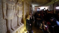 Para arkeolog akan mulai menggali makam ini pada 16 Desember, dan mengharapkan lebih banyak penemuan berikutnya - termasuk sarkofagus pemiliknya. REUTERS/Mohamed Abd El Ghany.