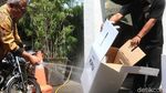 Ketua KPU Semprot Kardus Kotak Suara dengan Air, Hasilnya?