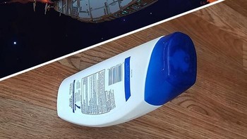 Botol shampoo pun bisa ia ubah mejadi pesawat luar angkasa. Foto: boredpanda
