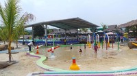 Ada juga area tempat bermain anak-anak. Traveler yang membawa anak kecil pasti puas main air di sini. (Wahyu/detikTravel)