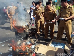 Pemkab Tasikmalaya Bakar 16 Ribu e-KTP Rusak