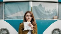 Doughnut anyone?, tulis Acha dalam akun Instagramnya. Foto: Instagram@achasinaga