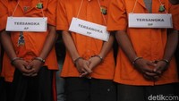 Para tersangka dijerat Pasal 170 KUHP.