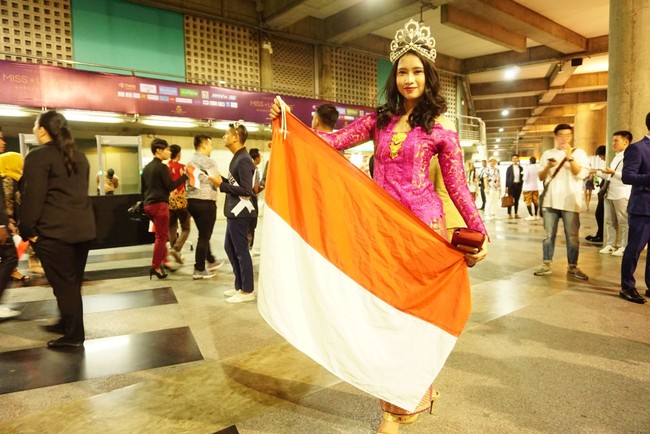 Terbang langsung dari Jakarta, Icha tampil beda dengan kebaya kutu baru berwarna pink. Ia menyebut mengenakan kebaya menunjukkan dukungannya pada perwakilan sekaligus mengenalkan budaya khas Indonesia kepada dunia. Foto: Frieda Isyana Putri/Detikcom