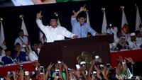 Prabowo dan Sandiaga menyapa para hadirin yang datang dalam Konferensi Nasional (Konfernas) Gerindra. detikcom/Lamhot Aritonang.
