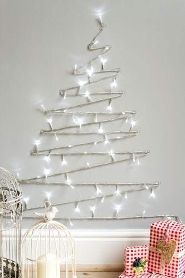 Low budget? Pakai lampu tumblr yang banyak dijual di pasaran dan bentuk seperti pohon pinus di dinding. Foto: dok. Pinterest