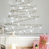 Low budget? Pakai lampu tumblr yang banyak dijual di pasaran dan bentuk seperti pohon pinus di dinding. Foto: dok. Pinterest