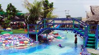Air kolamnya pun biru jernih. Sekeliling kolam dihiasi dengan batu-batu yang dicat warna-warni, membuat susasana makin semarak. (Wahyu/detikTravel)