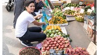 Dibalik gaun megah yang sering ia kenakan, HHen Nie juga kerap tampil casual. Lihat saja gayanya saat membeli buah-buahan di pasar ini. Foto: Instagram hhennie.official