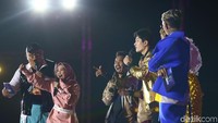 Sejumlah pengisis acara tak henti-hentinya memberikan hiburan untuk masyarakat.