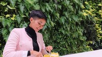 Perayaan ulang tahun ke-26nya dihiasi dengan sebuah cake berwarna kuning lembut dengan tampilan sederhana. Di bagian depannya tertulis Happy Birthday HHen Nie. Foto: Instagram hhennie.official