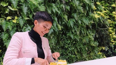 Gaya Seru Miss Vietnam, HHen Nie yang Diledek Miss USA Saat Makan Pho dan Bahn Mi