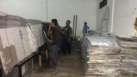 Di sisi kiri adalah kotak suara dan bilik suara yang masih bisa digunakan, sementara itu di sisi kanan adalah yang sudah rusak. 