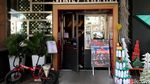 Gokil! Ada Mobil F1 Ditempel di Dinding Cafe Ini