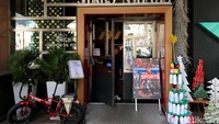 Cafe bernama StarsNBars ini punya aneka memorabilia olahraga di dalamnya, dari mulai sepakbola hingga balapan formula 1.