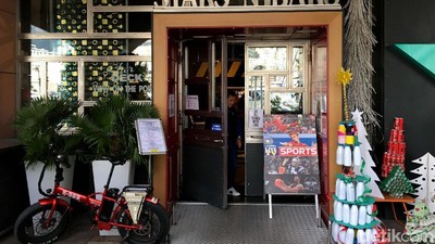 Gokil! Ada Mobil F1 Ditempel di Dinding Cafe Ini