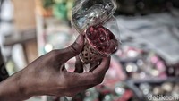 Salah satu ornamen khas natal yakni lonceng juga dijual di pasar ini.