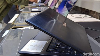 Baterainya diklaim mampu bertahan 15 jam. Laptop ini dibuat dengan standar ketahanan militer. Foto: detikINET/Adi Fida Rahman