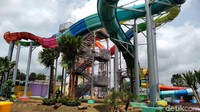 Selama lebih dari 1 menit, kamu akan dibawa menuruni slide dengan kecuraman 90 derajat. Pada beberapa tikungan kamu akan merasakan tingkat gravitasi cukup kuat. (Muhammad Aminudin/detikTravel)