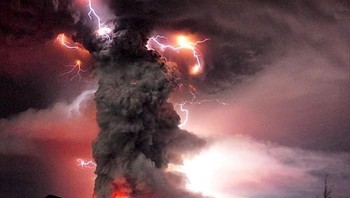Dirty thunderstorm adalah fenomena cuaca yang melibatkan produksi petir di dalam abu vulkanik saat terjadinya erupsi gunung berapi. (Foto: Internet)