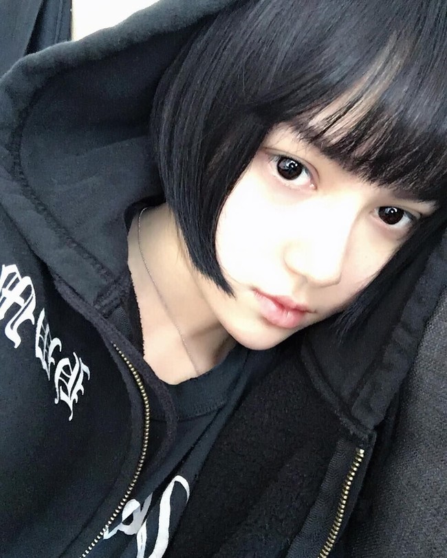 Beberapa kali, Kina menunjukkan wajahnya yang tanpa makeup dan lensa kontak. Ia memang terlihat sangat berbeda dari kebanyakan tampilannya yang diunggah di Instagram. Foto: Instagram @kinashen