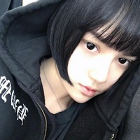 Beberapa kali, Kina menunjukkan wajahnya yang tanpa makeup dan lensa kontak. Ia memang terlihat sangat berbeda dari kebanyakan tampilannya yang diunggah di Instagram. Foto: Instagram @kinashen