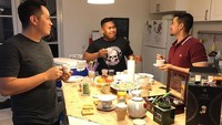 Ditemani Ajudan Pribadi,a cara ngopi di dapur jadi semakin seru. Kira-kira mereka sedang membicarakan apa, ya? Foto: Instagram @aufar.hutapea