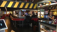 Cafe ini akan sangat ramai saat ada acara Grand Prix Monaco yang digelar setiap bulan Mei.