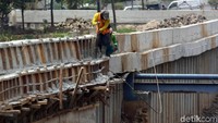 Pembangunan turap itu pun terus dikebut pengerjaannya agar dapat selesai sebelum puncak musim hujan tiba.