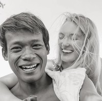 Kebahagian pemilik akun Instagram @pollyoddsocks ini pun terpancar tiap kali dirinya bersama dengan Karna Radheya. Foto: Instagram @pollyoddsocks