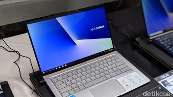 Ini Asus Zenfone UX433 warna silver. Foto: detikINET/Adi Fida Rahman