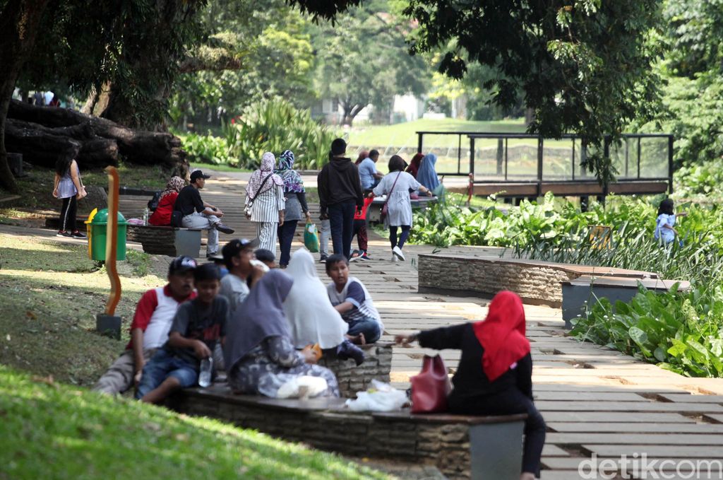 Angin kencang yang melanda wilayah Bogor membuat banyak pohon di Kebun Raya Bogor ditutup sementara. Namun, kini tempat wisata itu kembali dibuka untuk umum.