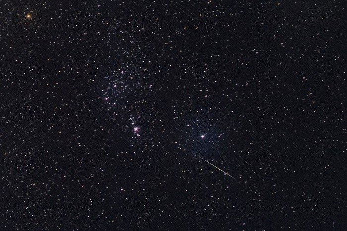 This photo taken late December 14, 2018 with a long time exposure shows a meteor streaking through the night sky over Myanmar during the Geminid meteor shower seen from Wundwin township near Mandalay city. (Photo by Ye Aung THU / AFP)