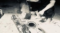 Malam mingguan di Jepara, Aufar langsung terjun membuat sate dengan racikan kecap tradisional. Acara kumpul-kumpul ini tentunya jadi semakin seru. Foto: Instagram @aufar.hutapea
