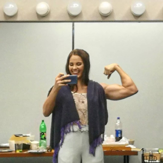 Tak cuma romantis, pasangan ini juga sama-sama konyol ternyata. (Foto: Instagram)